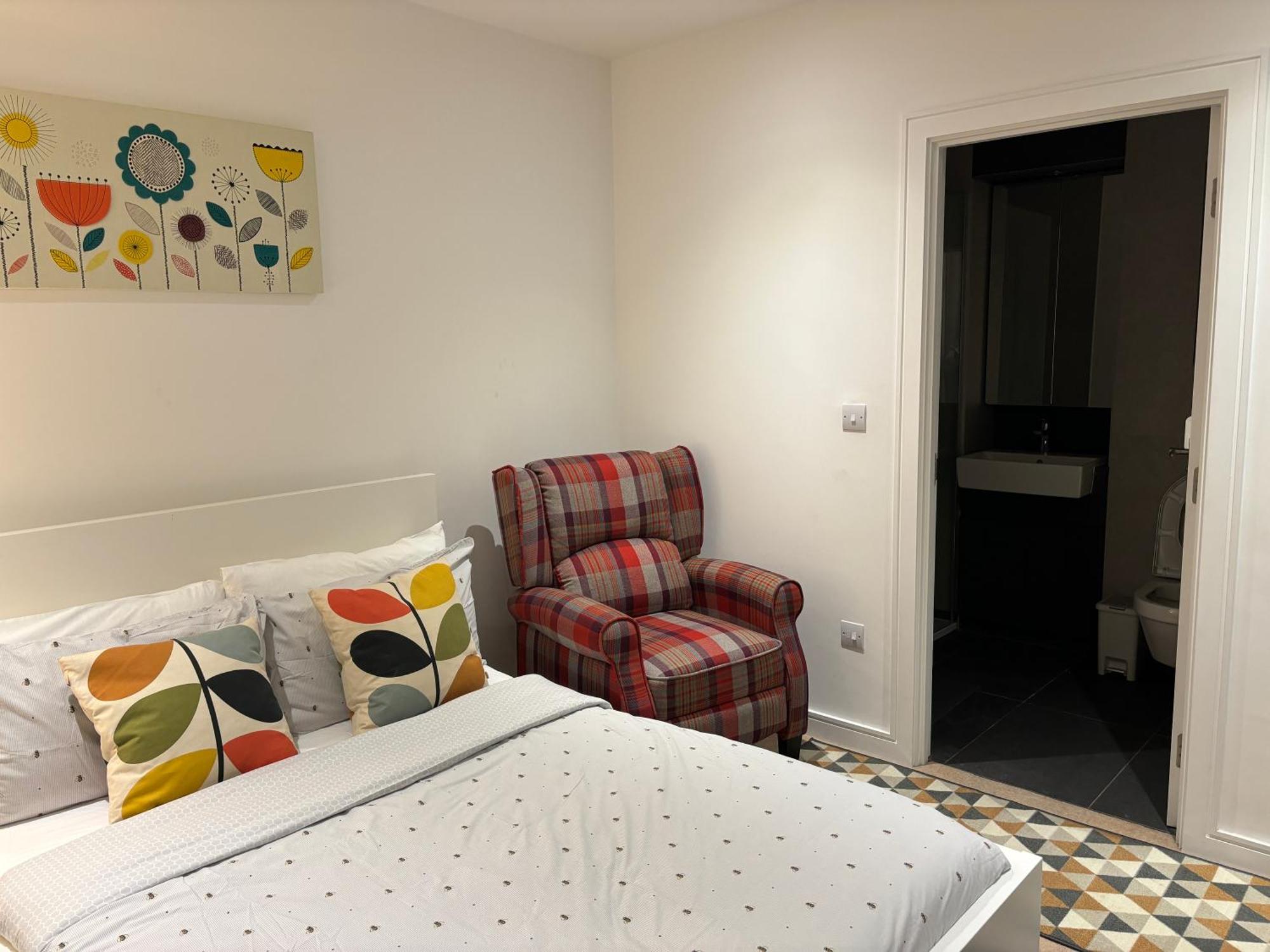 Modern En-Suite Room And Self Catering In Лондон Экстерьер фото